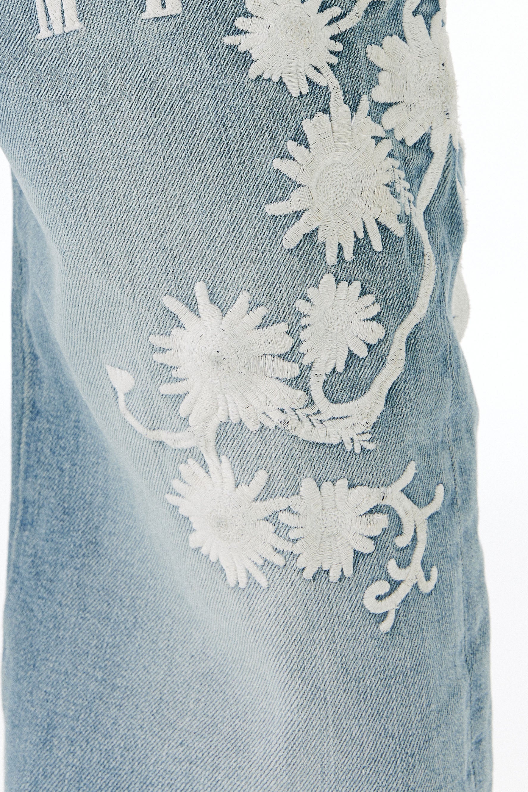 MEDM FLORAL JEANS – Baroque Galleria